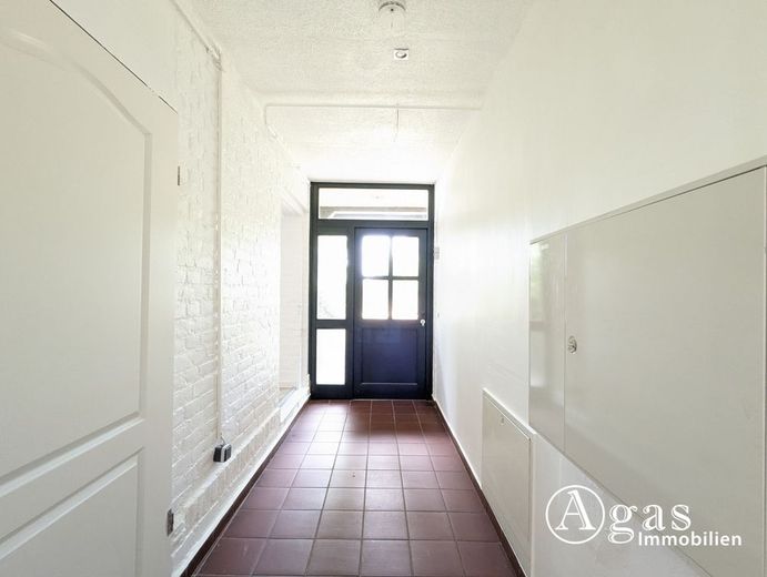 Großzügige Wohnung mit Wintergarten, Kamin und ca. 300 m² Garten – Flur