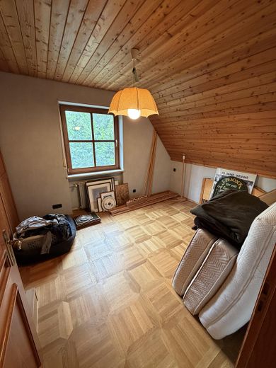 Wohnen mit Charakter: Charmantes Einfamilienhaus mit großem Garten & Kamin – Zimmer1