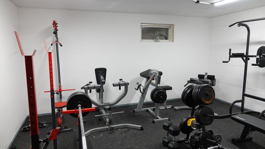 Fitnessbereich im Keller