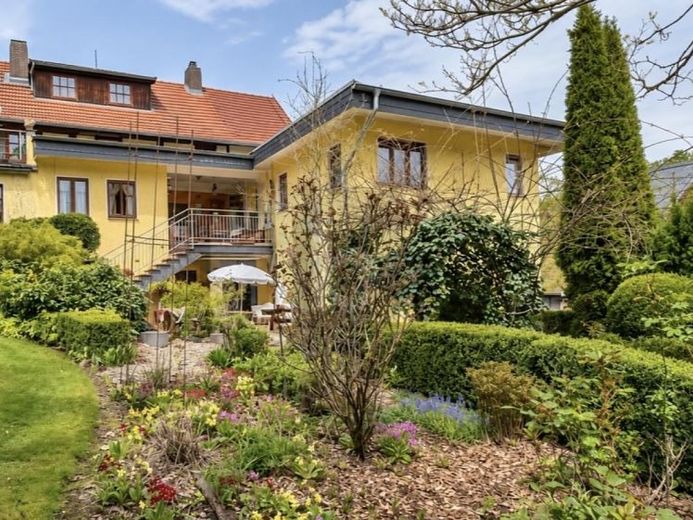 MODERNISIERTES ANWESEN MIT TRAUMHAFTEM AUßENBEREICH – Foto 1