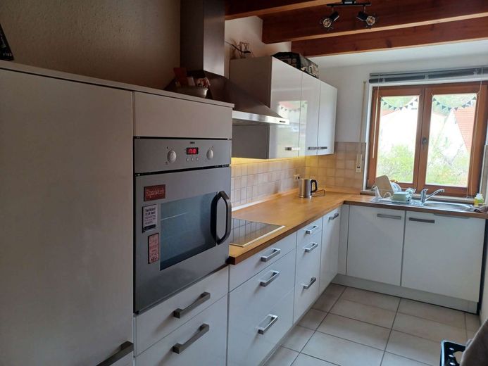 Gemütliche Dachgeschoss-Maisonettewohnung sucht neuen Eigentümer – Sehr großzügige Einbauküche