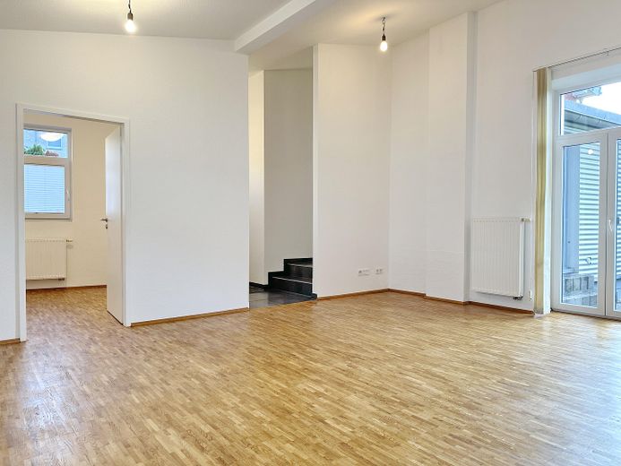 Modernes Wohnhaus mit separater Gewerbeeinheit in ruhiger Citylage – Gewerbe