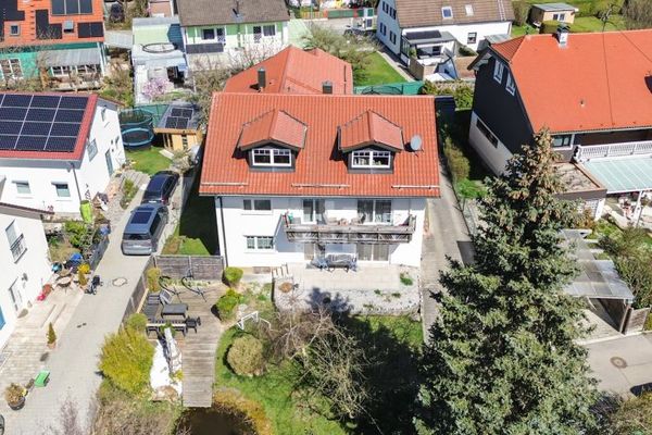 WINDISCH IMMOBILIEN - 
Attraente casa bifamiliare su un ampio terreno offre molte possibilità