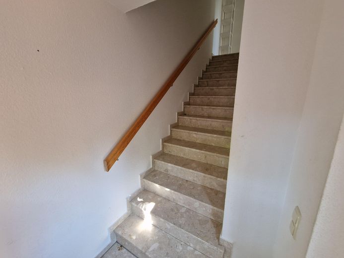 Ładne 3-pokojowe mieszkanie na poddaszu w Borstel – sprzedaż prywatna – Treppe zur Wohnung