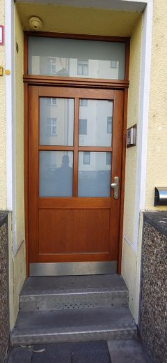 Provisionsfrei - wunderschöne, vermietete Altbauwohnung m. 3 Zimmern, heller Wohnküche, Balkon – Eingangstür
