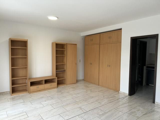 Wohnzimmer. Rechts Eingang zur