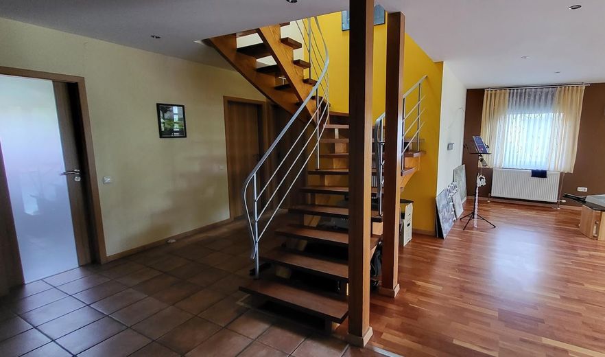 Detached single-family house in Sandhausen with plenty of space and 2 bedrooms on the ground floor – Aufgang zum OG