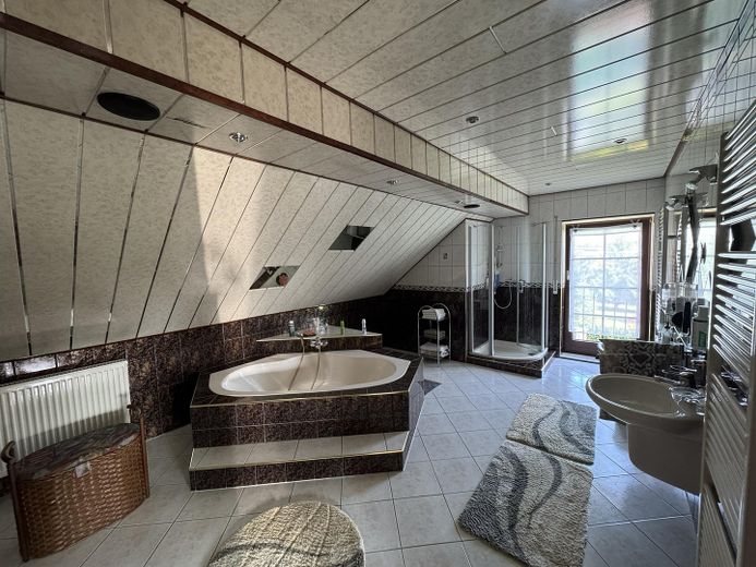 großes Bad im Obergeschoss