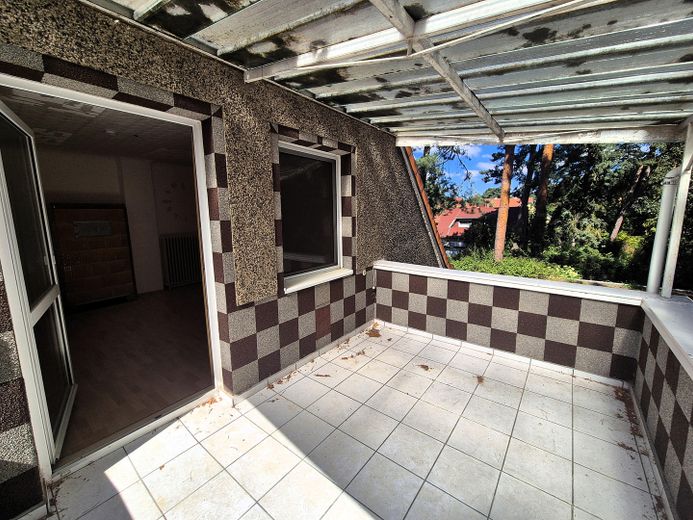 Großes Grundstück im Grünen mit Haus, Garage, Carport, Stellplätze – Balkon