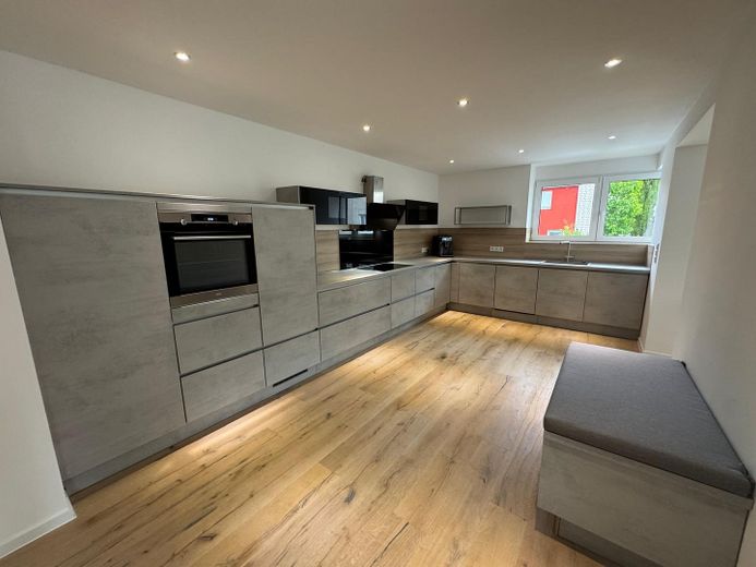 Modernes, großzügiges Einfamilienhaus mit Einliegerwohnung und Garage am Waldrand – Küche