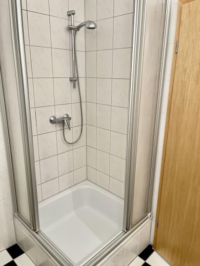 Badezimmer mit Dusche
