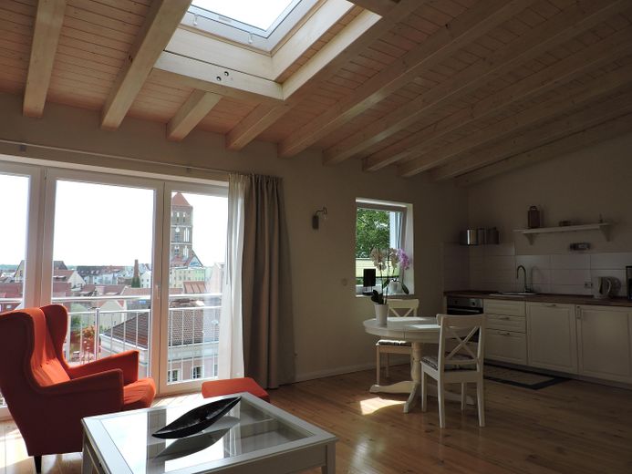 Stadtmitte, möblierter Dachtraum mit Blick auf die Altstadt +++ 1A-Lage hinter dem Rathaus – Wohnbereich Blick Altstadt