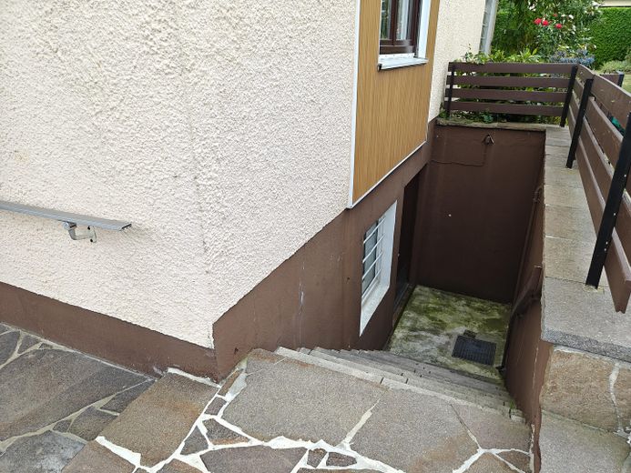 Maison mitoyenne bien entretenue en emplacement central – Treppe Keller Eingang