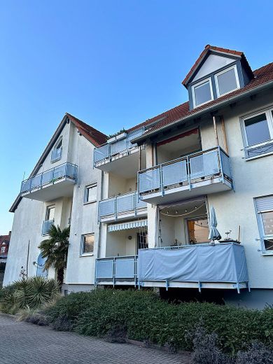 Zentral gelegene 4-Zimmer Wohnung inkl. 2 Garagen!! – Foto 2