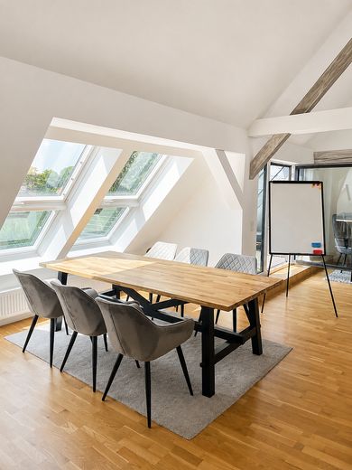 Agenturen & Freelancer aufgepasst! Exklusives Büro in Top Lage! – Besprechungsbereich