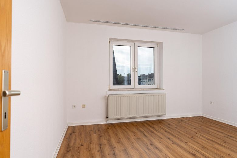 Spokojne, centralnie położone mieszkanie 3-pokojowe, kuchnia, przedpokój, łazienka w Oberhausen-Osterfeld – Wohnraum