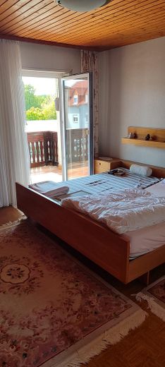 Einfamilienhaus mit Einliegerwohnung, Wintergarten, Garage und Gartenparadies auf 708 m2 – Schlafzimmer OG Zugang Balkon