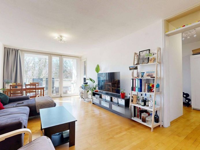 Lichte 2-kamerwoning met BALKON, EBK en ligbad in Ottobrunn – Ansicht II: Wohn- und Esszimm…