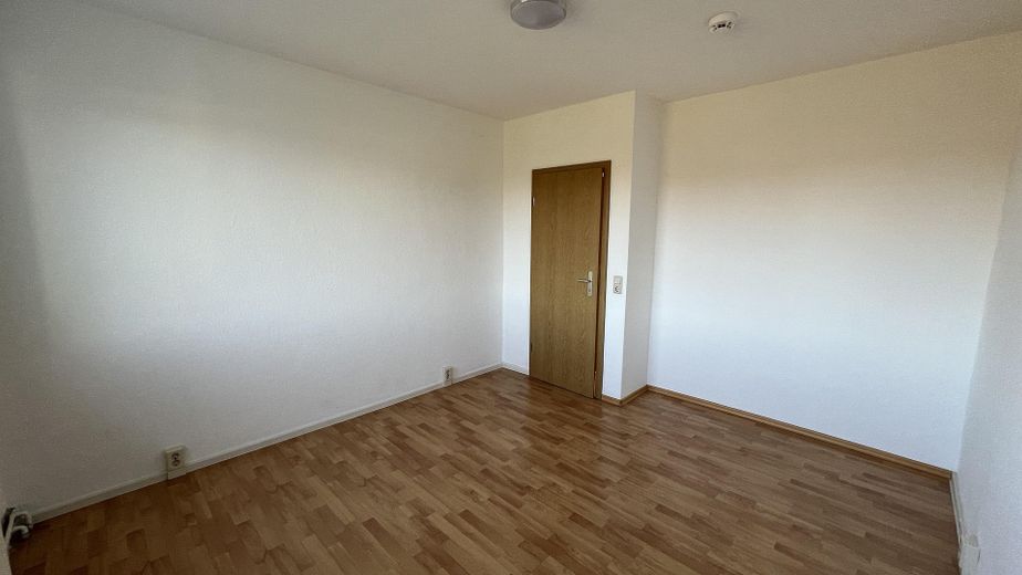 sonnige 3-Raum-Wohnung/Balkon mit Laminat und Einbauküche – Schlafen