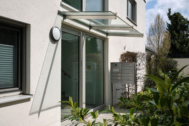 *PROVISIONSFREI* Hochwertige Erdgeschoss-Terrassenwohnung in Bestlage Maxhofstraße - Fürstenried – Überdachter Hauseingang