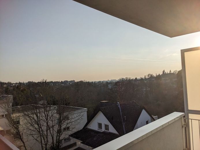 Gut geschnittene, helle 4-Zi. Wohnung im Penthouse-Stil in bester Lage – Balkon Richtung Kurpark