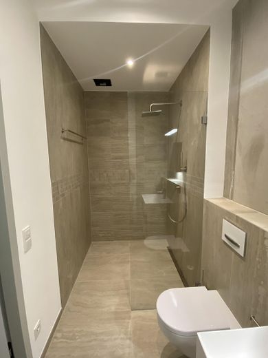 Exklusives Wohnen im Lehel – Neuwertige Wohnung mit Lift & Klimatisierung & Garten – Foto 7