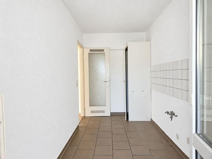 Appartamento con 3,5 locali, completamente ristrutturato, con balconi a Laim – Küche