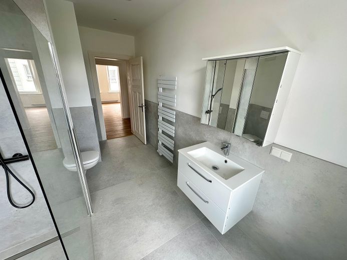Lichtdurchflutete Altbauwohnung mit Einbauküche und Loggia - Erstbezug nach Sanierung – Badezimmer