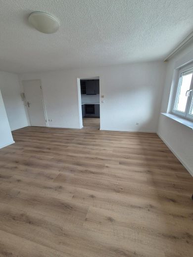 Frisch renovierte 5-Zi.-DG-Wohnung | Balkon | EBK | 85 m² | Schwäbische Alb | provisionsfrei – Wohnzimmer