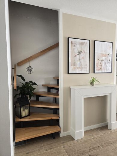 neuwertiges RMH in Schwaig mit Markenküche u. Garage – Treppe