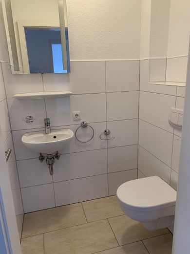 Jasne, w dużej mierze bezbarierowe mieszkanie własnościowe z balkonem i windą – Gäste-WC