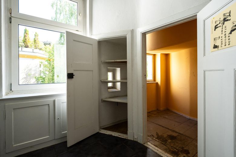 Provisionsfrei: Am Cosimaplatz in Friedenau, 2.5 Zimmer Altbau mit Balkon im 3.OG, Fernwärme – Speisekammer und Abstellraum