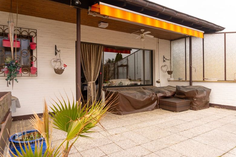 Bungalow auf 1289 m² Grundstück mit Pool – Terrasse