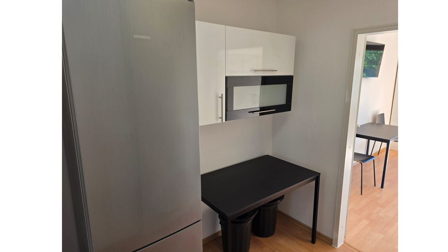 490 € Hausgeld? Dafür 511.000 € Rücklage, Hybrid-Heizung & 2 Balkone – unter 160.000 € – Bonus Platz: Flur vor Küche