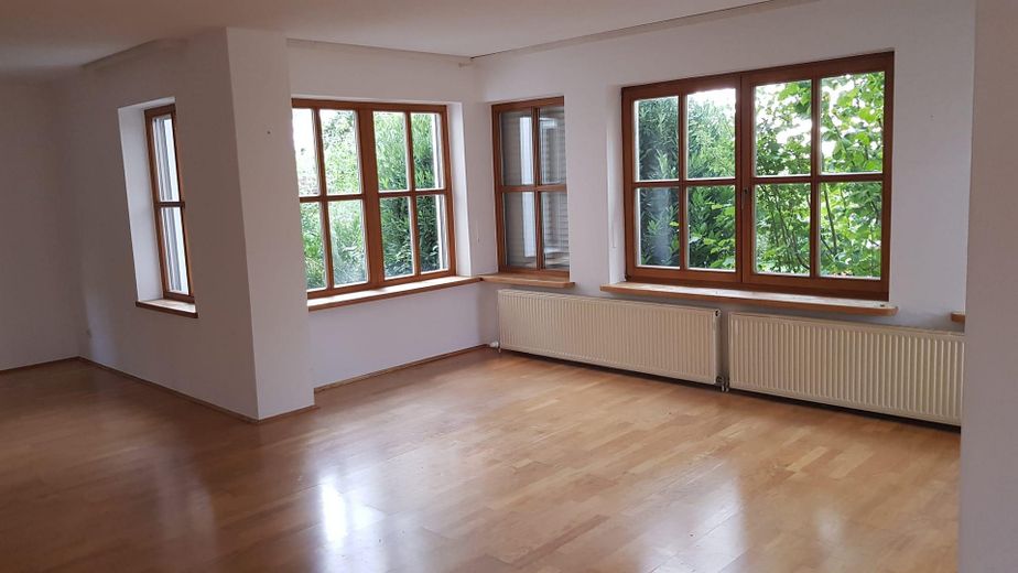 Traumwohnung m. Garten in bester Wohnlage Ende Sackgasse mit Blick in die Alpen mit PV Anlage – Wohnzimmer Erker 