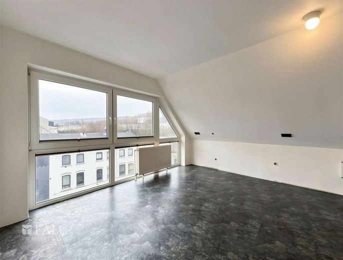 Licht, Raum und Galerie: Stilvolle Maisonette-Wohnung mit Westbalkon! – Küche