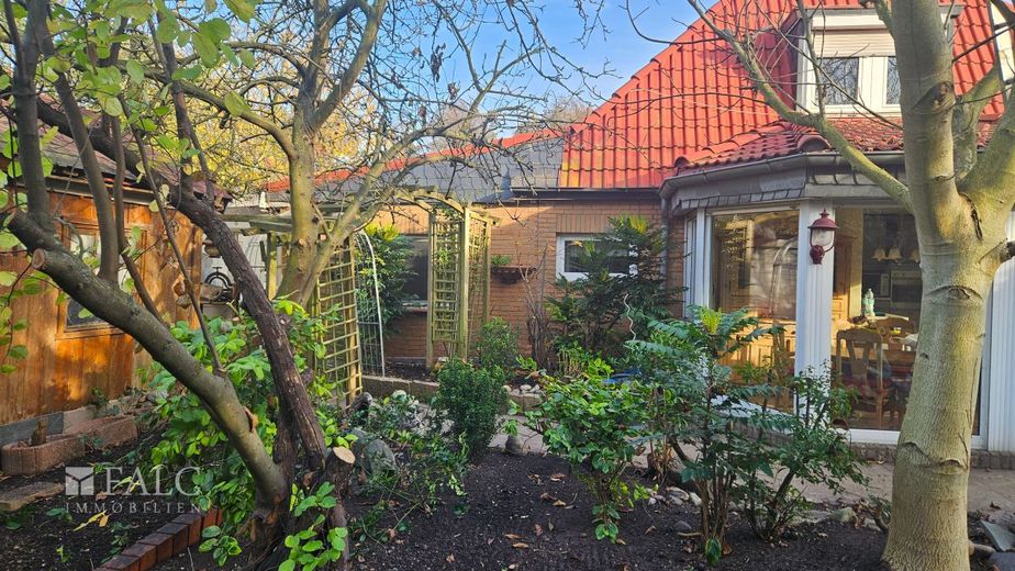 Charmantes Einfamilienhaus in ruhiger Lage ! – Gartenansicht / Objekteingang