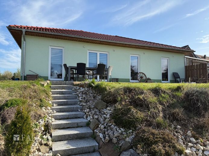 RESERVIERT***Atzenhausen - Wohnen auf einer Ebene: Neuwertiger Bungalow auf üppigem Grundstück*** – Außenansicht