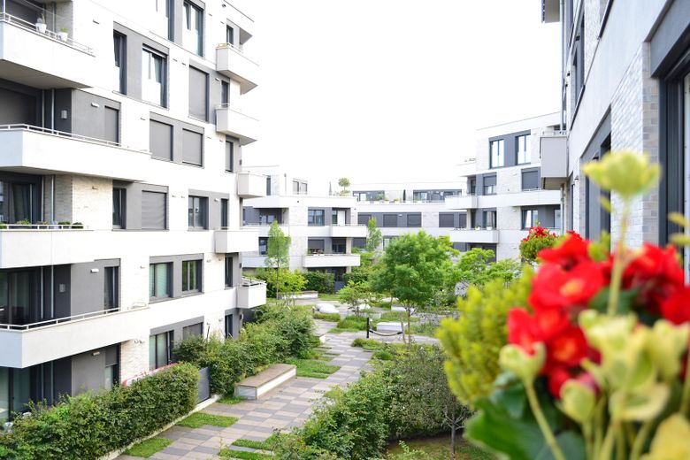 Beautiful 3-room apartment with a park view and plenty of sunlight in Riedberg, Frankfurt am Main – Blick in den Innenhof