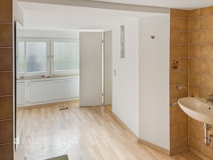 Wohn- und Geschäftshaus mit interessanter Gewerbefläche – Bad 2 OG