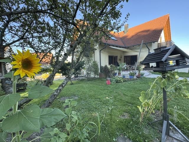 Wohnen am Rande des Naturschutzgebiets - ein Traum für Kinder und die ganze Familie – Wohnhaus vom Garten aus