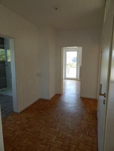 Frisch renovierte 3-Zimmer-Wohnung mit Balkon, Loggia &amp; saniertem Bad im gepflegten Zweifamilienhaus – Flur Bild 2