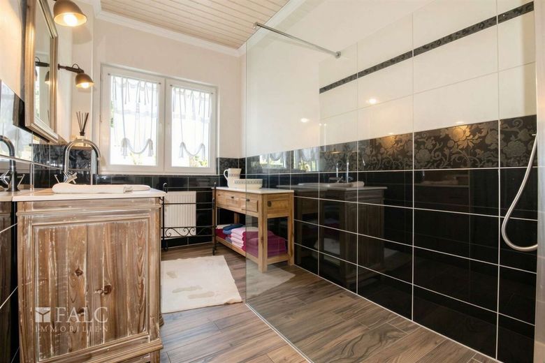 +++ Elegantes Zweifamilienhaus mit großem Garten, Badeteich inkl. Poolhaus +++ – Badezimmer Erdgeschoss