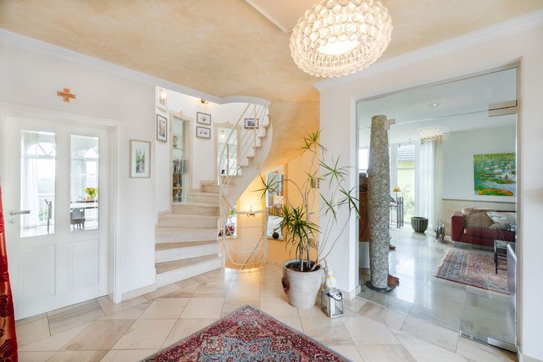 Villa mit Weitblick, Pool, Sauna und Koi-Teich in begehrter Lage von Hochscheid! – Eingangsbereich
