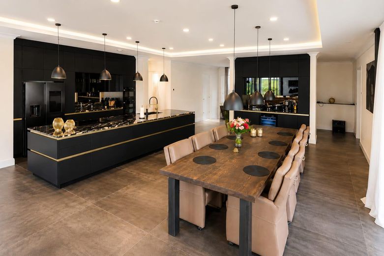 Exclusiver, großzügiger Bungalow der Extra-Klasse. Provisionsfrei!!! – Innen 1
