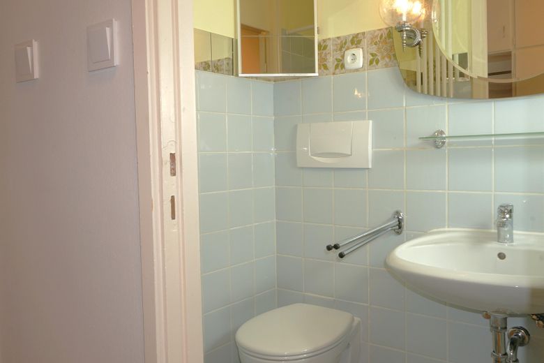 Jetzt einziehen! Möbliert, lichtdurchflutete 1-Zimmer Wohnung neben der Uni! Jetzt anfragen! – Badezimmer 2