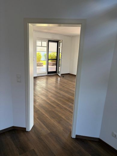 Güzel Fahrdorf’ta doğrudan Schlei manzaralı, huzur veren Friesenhaus (komisyonsuz) – Blick vom Flur ins Wohnzimmer