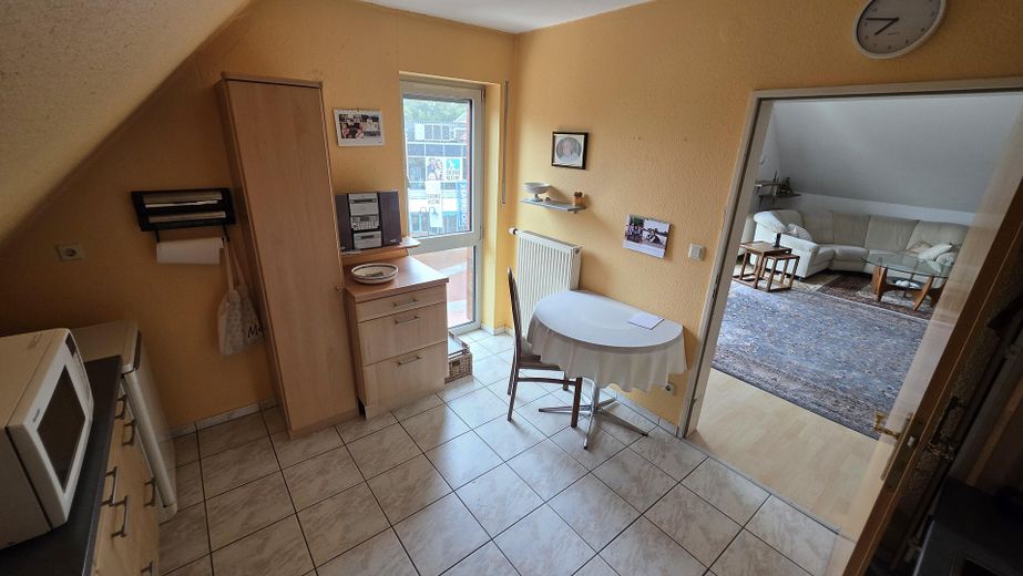 Luminoso apartamento de 3 habitaciones en el ático, 90 m², balcón, ascensor y cocina equipada – Spelle-Mitte, disponible a partir de octubre – Essplatz in der Küche