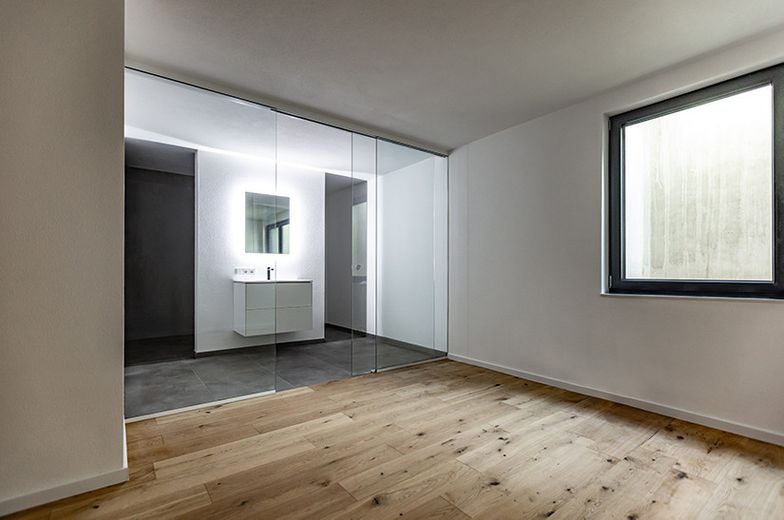 Stilvolle Neubau-DHH / Jetzt letzte Einheit sichern – Wohnen UG / Musterhaus