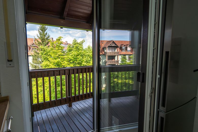 Lichtdurchfluteter Wohnkomfort in Uni-Bestlage – 90 m² mit 3 Balkonen & TG-Stellplatz – Balkon Küche